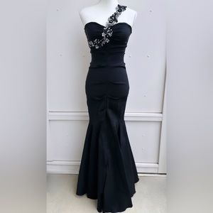 Gorgeous Vintage Black Mermaid Gown With One Shoulder Detail